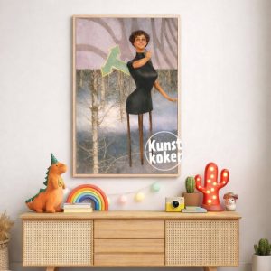 Speelse surrealistische kunstprint van een vrouw met lange stelten in bosdecor, collage in warme tinten boven houten kast met kleurrijke accessoires.