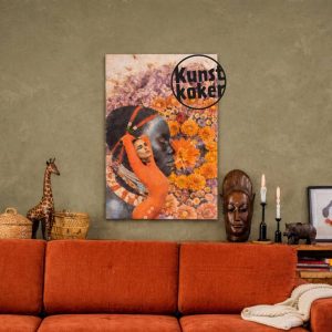 Vrouwelijke kunstprint met vrouw in oranje jurk en bloemmotief op achtergrond van paarse en oranje tinten, fine art collage boven oranje bank.
