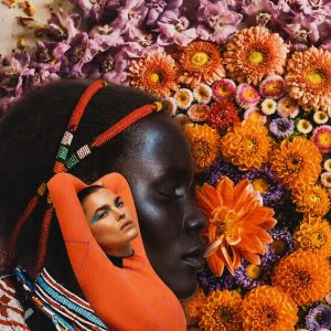 Zwarte vrouw met bloemen en een vrouw in het oranje kunstprint