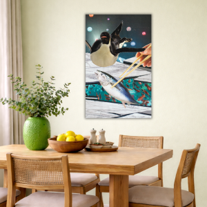 kunstcollage met een pinguin en een vis in de woonkamer