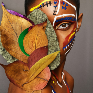 gezicht met make up en bladeren ervoor.