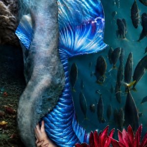 In de Diepte, handgemaakte collagekunst met blauwe vin, vissen en surrealistische onderwaterwereld.