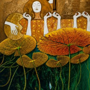 Verborgen Rust, handgemaakte collagekunst met vrouwenfiguren, waterlelies en gouden tinten, fine art kunstprint voor aan de muur.
