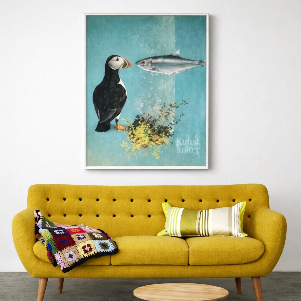 Botanische kunstprint met papegaaiduiker en vis in blauwe waterachtige setting, surrealistische fine art collage op museumkwaliteit papier boven gele bank.